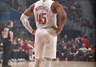 开云体育app-转折点克里夫兰骑士回应争议，NBA季后赛转会期攻防权衡，话题不断，赛程密集仍需轮换的简单介绍